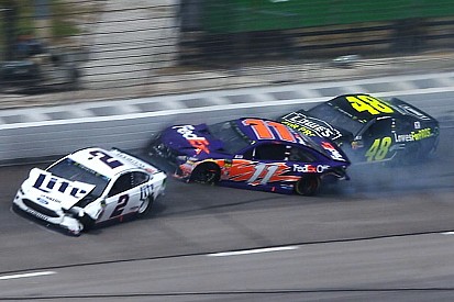 Multi-car wreck forces stoppage of Texas Cup race - video