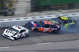 Multi-car wreck forces stoppage of Texas Cup race - video