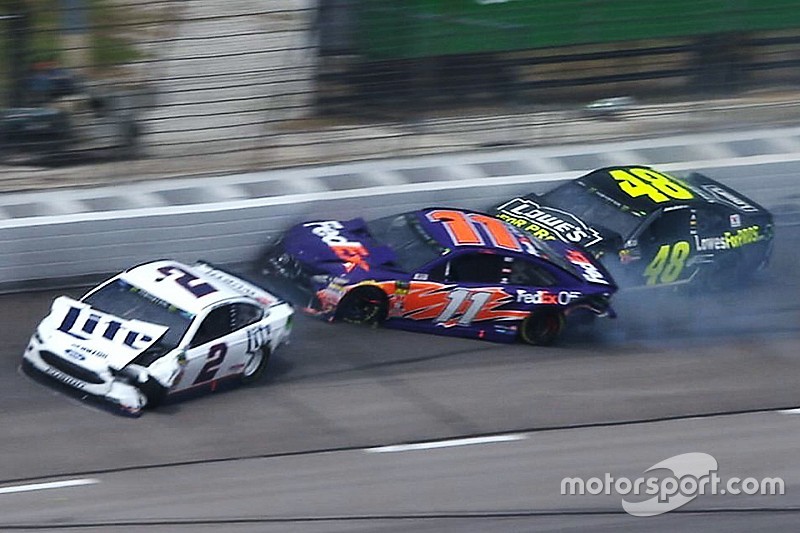 Падения в MotoGP и завал в NASCAR: лучшее гоночное видео уик-энда