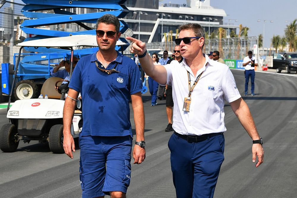 Michael Masi, Race Director, loopt over het circuit met een FIA-collega