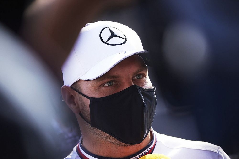 Bottas no tiene un duelo con Pérez y sí ayudaría a Hamilton