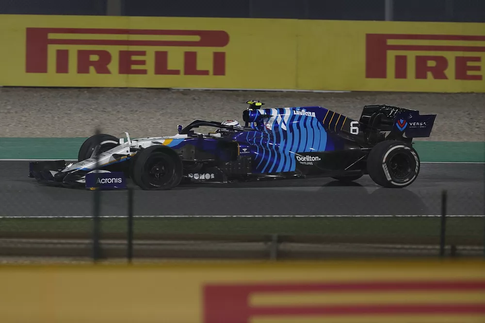 Nicholas Latifi, Williams FW43B, se retira con un pinchazo