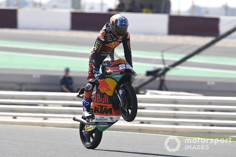 Raúl Fernández lidera la primera jornada de Moto3 en Qatar