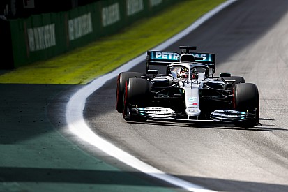 Tijdstraf voor berouwvolle Hamilton, podium Sainz