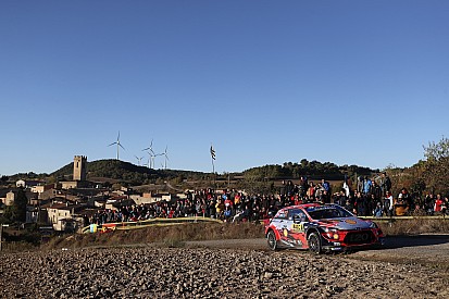 Neuville reste en tête, Tänak sort Loeb du podium