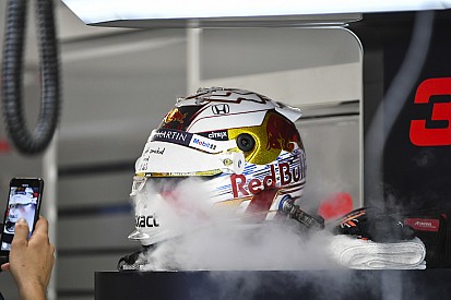 Ezért váltott hirtelen sisakgyártót Verstappen