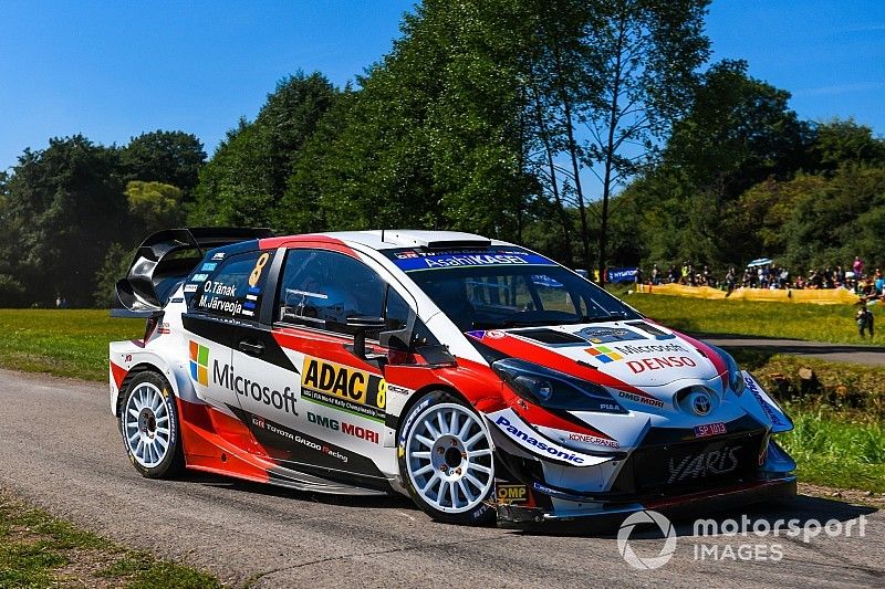 Tanak encabeza un triplete provisional de Toyota