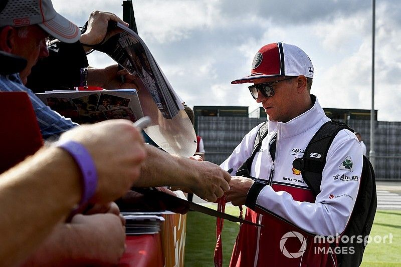 Kimi Raikkonen, Alfa Romeo Racing signs an autograph for a fan 