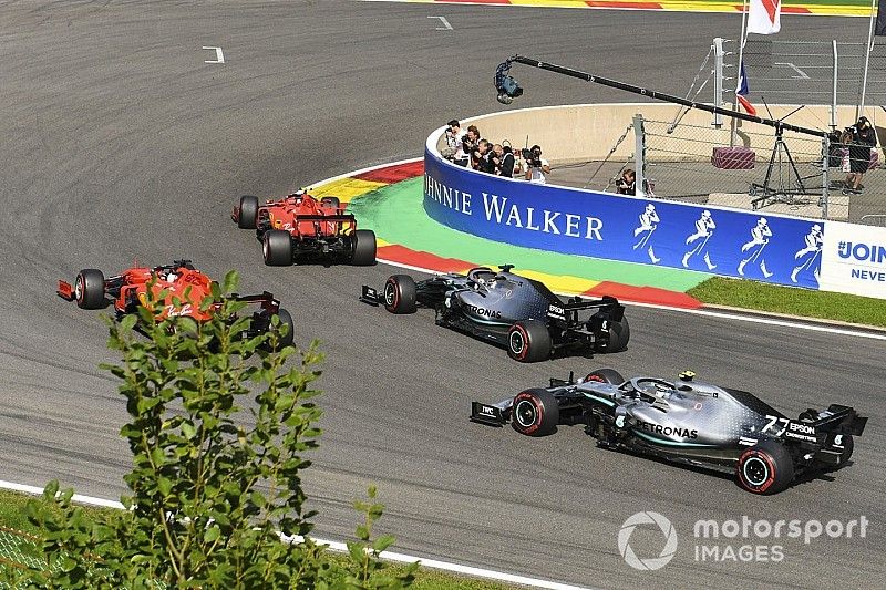 Charles Leclerc, Ferrari SF90, lidera Sebastian Vettel, Ferrari SF90, Lewis Hamilton, Mercedes AMG F1 W10 y Valtteri Bottas, Mercedes AMG W10. 