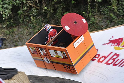 佐藤琢磨、ボックスカートで圧巻の”バンク走行”披露:Red Bull Box Cart Race