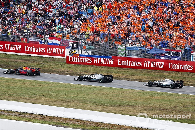 Amatőr felvételen, ahogy Bottas eldobja, majd néhány rajongó őrjöngeni, tapsolni kezd