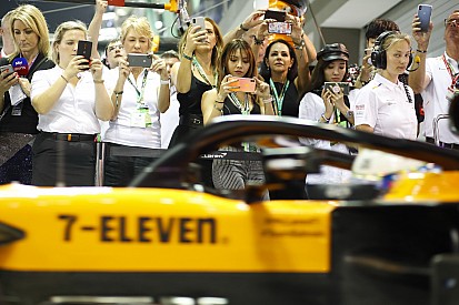 Egy magángépen Grosjean, Russell, Pérez és Sainz