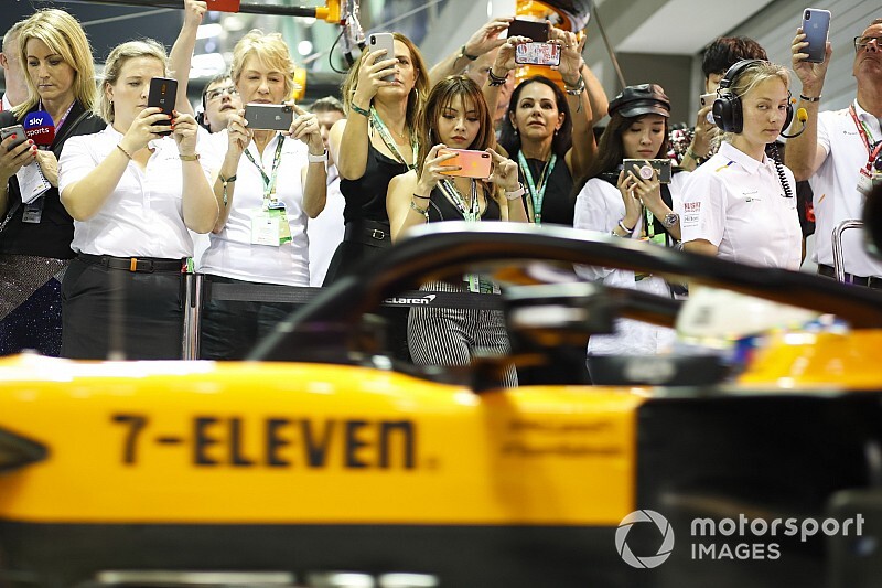 Egy magángépen Grosjean, Russell, Pérez és Sainz