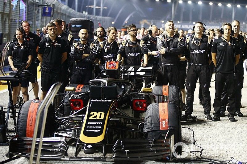 Haas F1 mechanics on the grid with Kevin Magnussen, Haas F1 Team VF-19