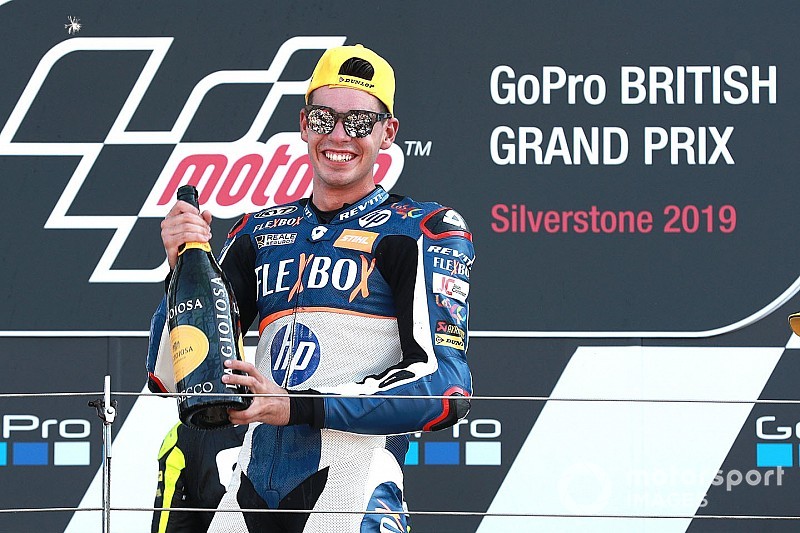 Márquez part à la faute, Fernández saisit sa chance