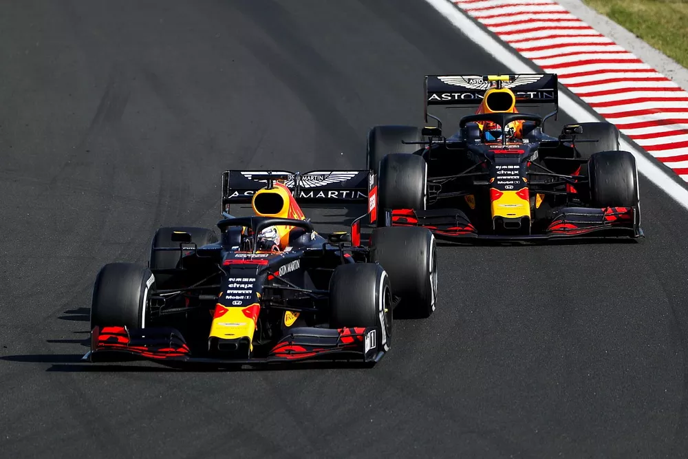 Max Verstappen, Red Bull Racing RB15 prend un tour &agrave; Pierre Gasly, Red Bull Racing RB15 