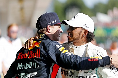 Hamilton wint in Hongarije na zinderend duel met Verstappen