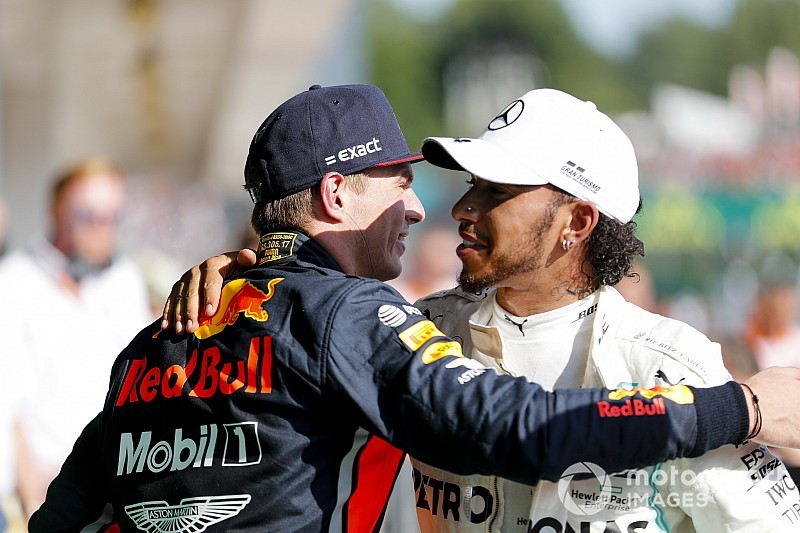 Hamilton wint in Hongarije na zinderend duel met Verstappen