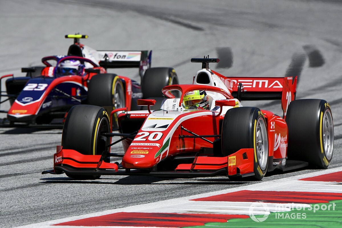 Mick Schumacher parádés előzése az F2-ben: centikre az ellenféltől (videó)