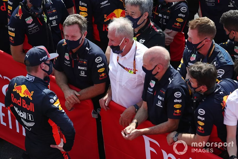 El ganador de la carrera Max Verstappen, de Red Bull Racing, habla con Christian Horner, director del equipo, Red Bull Racing, Helmut Marko, consultor, Red Bull Racing, y Adrian Newey, director t&eacute;cnico de Red Bull Racing, en el  Parc Ferme