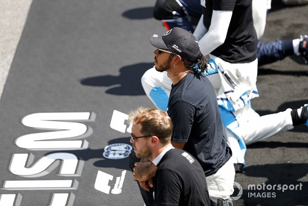 Sebastian Vettel, Ferrari, Lewis Hamilton, Mercedes-AMG Petronas F1, gli altri piloti si inginocchiano sulla griglia di partenza a sostegno della campagna End Racism