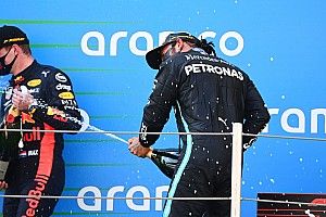 A Petronas a pletykák ellenére is marad a Mercedes oldalán