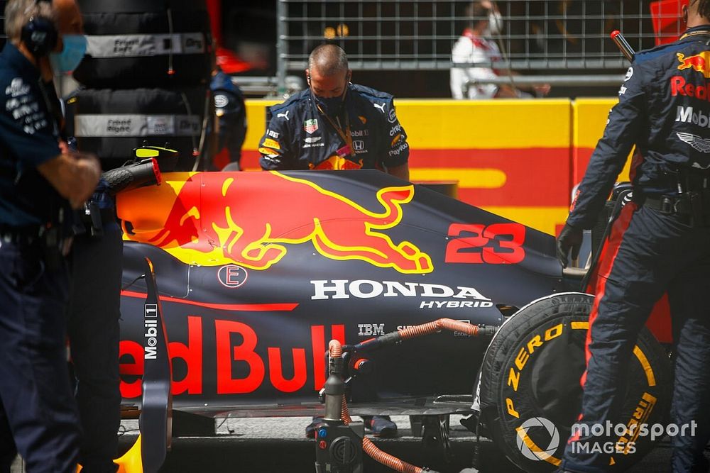 Alex Albon, Red Bull Racing RB16, sulla griglia di partenza