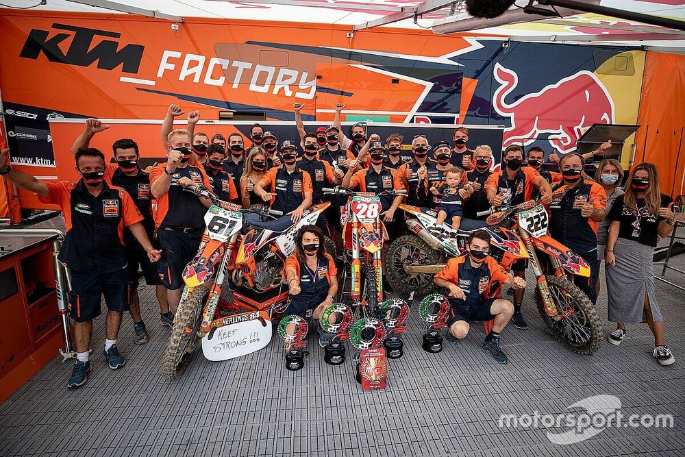 Het KTM-team viert de GP-zege van Jorge Prado, de rode plaat van Tony Cairoli en de MX2-zege van Tom Vialle