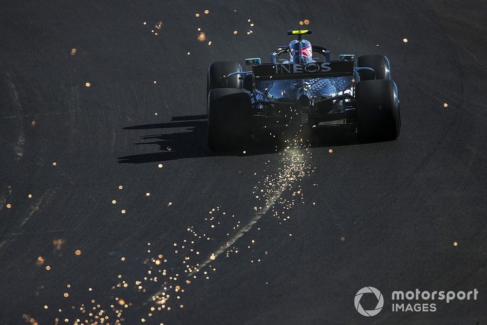 Volano scintille dall'auto di  Valtteri Bottas, Mercedes F1 W11