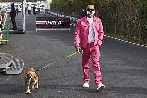 Hamilton Imolában is nagy feltűnést akart kelteni a paddockban - sikerült