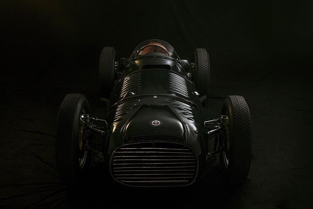 V16エンジンを搭載したBRM、復刻版マシンがグッドウッドで走行。甘美なサウンドを響き渡らせる
