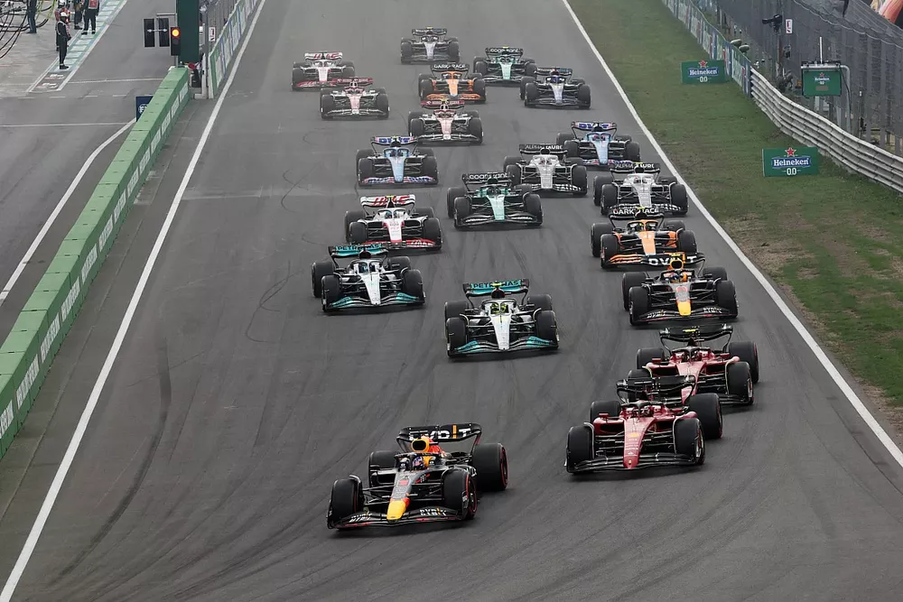Max Verstappen, Red Bull Racing RB18, Charles Leclerc, Ferrari F1-75, Carlos Sainz, Ferrari F1-75, Lewis Hamilton, Mercedes W13, Sergio Perez, Red Bull Racing RB18, George Russell, Mercedes W13, et les autres monoplaces au d&eacute;part