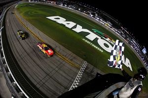 NASCAR: Byron vence Daytona 500 pela segunda vez seguida em prova marcada por carro 'voador' e abandono de Castroneves