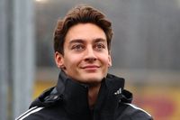 Russell presenta un casco especial para el GP de China de F1