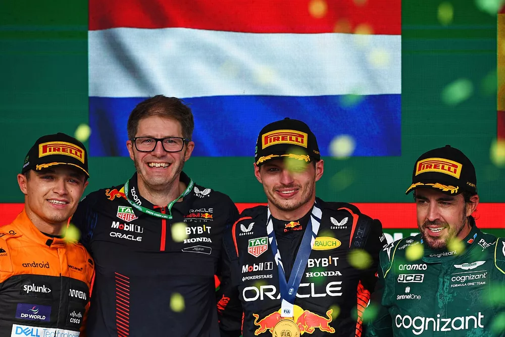 Podium : le vainqueur Max Verstappen, Red Bull Racing, deuxi&egrave;me place Lando Norris, McLaren, troisi&egrave;me place Fernando Alonso, Aston Martin Racing, Jeff Calam, Red Bull Racing