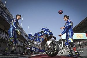 Fotos: Mir y Pedri intercambian confidencias del Barça y MotoGP