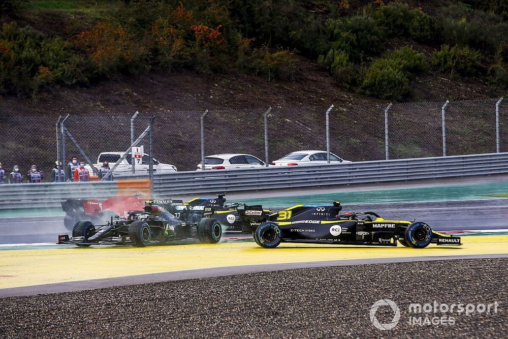 Esteban Ocon, Renault F1 Team R.S.20 en Valtteri Bottas, Mercedes F1 W11 