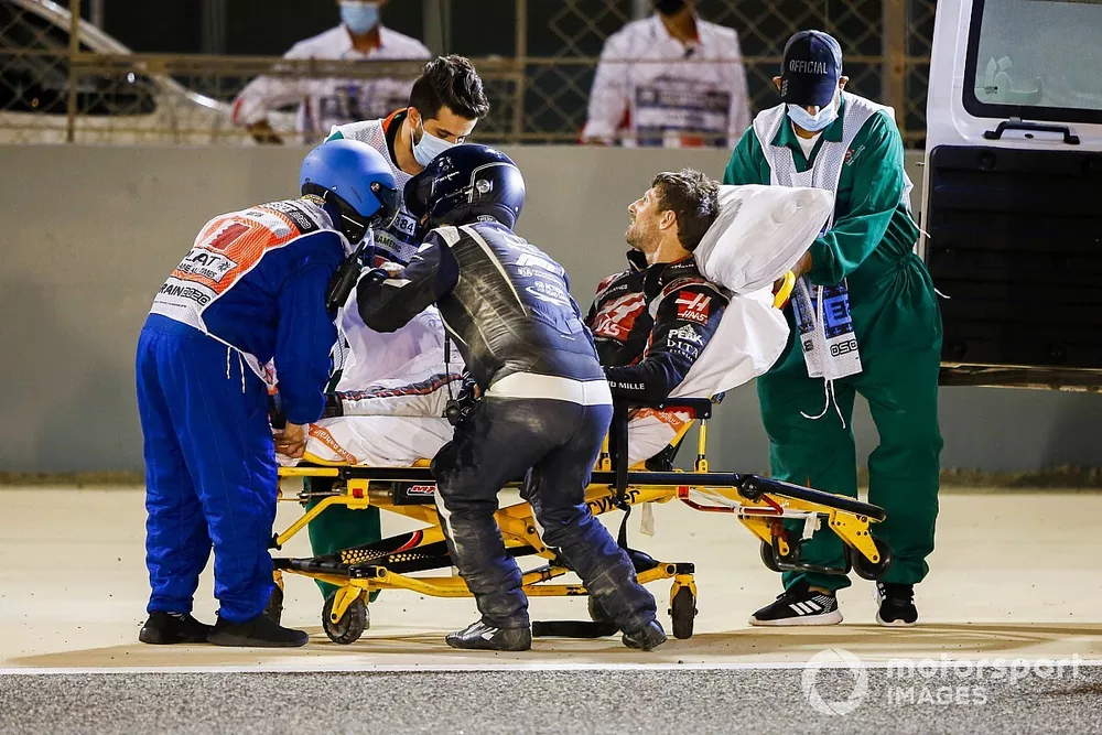 Delegados m&eacute;dicos asisten a Romain Grosjean, Haas F1, despu&eacute;s del accidente en la primera vuelta