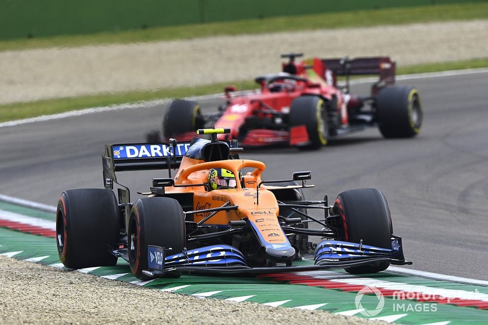 Lando Norris, McLaren MCL35M, Charles Leclerc, Ferrari SF21