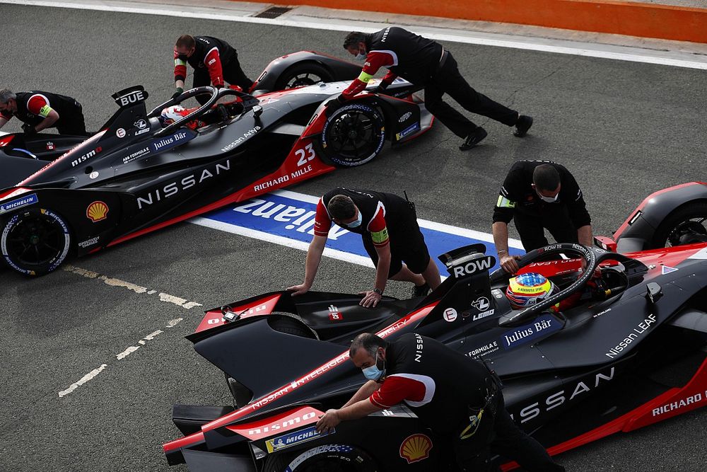 Sebastien Buemi, Nissan e.dams, Nissan IMO2, Oliver Rowland, Nissan e.dams, Nissan IMO2, are returned to the garage