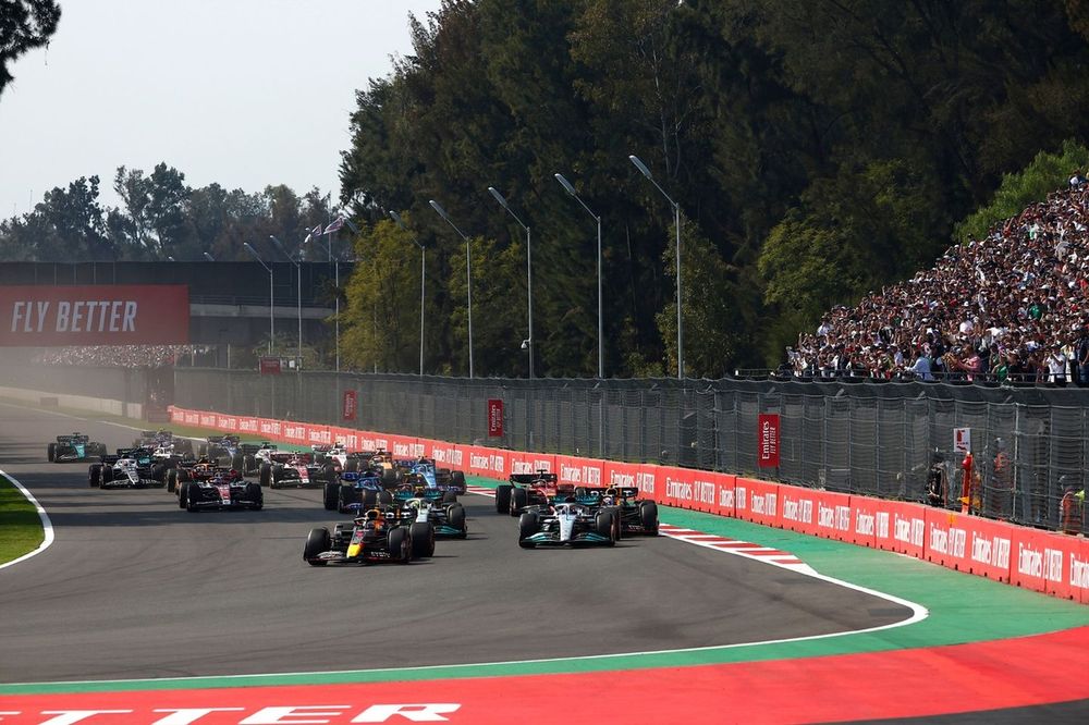 Max Verstappen, Red Bull Racing RB18, George Russell, Mercedes W13, Lewis Hamilton, Mercedes W13, Sergio Perez, Red Bull Racing RB18, the rest of the field at the start