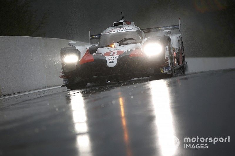 Alonso lidera una segunda práctica con lluvia en Spa