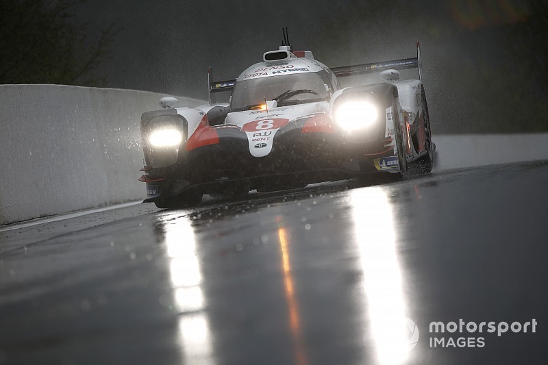 Alonso lidera una segunda práctica con lluvia en Spa
