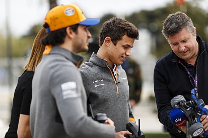 Sainz és Norris megkapta a céges McLarent: nem gyenge