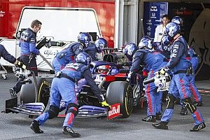 Toro Rosso рассказала, почему Квят не смог продолжить гонку после удара от Риккардо
