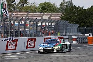 24 uur Nürburgring: Phoenix Audi wint na straf voor Porsche