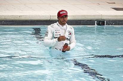 Videó: Hamilton Ricciardót „utánozva” ünnepelte a monacói győzelmét