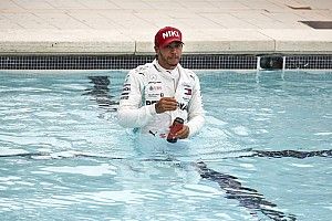 Videó: Hamilton Ricciardót „utánozva” ünnepelte a monacói győzelmét