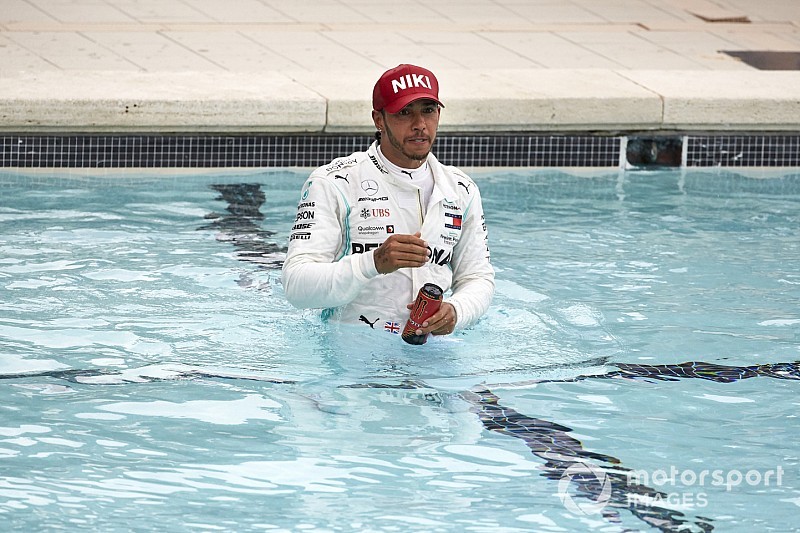 Videó: Hamilton Ricciardót „utánozva” ünnepelte a monacói győzelmét