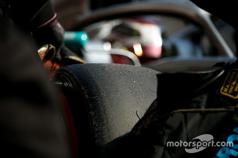 Un pneu Pirelli sur la Mercedes W10